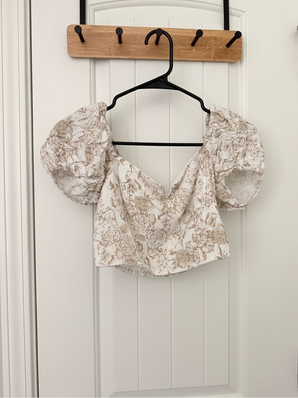 Floral Puff Sleeve Crop Top in Cream and Tan/ Altrd state